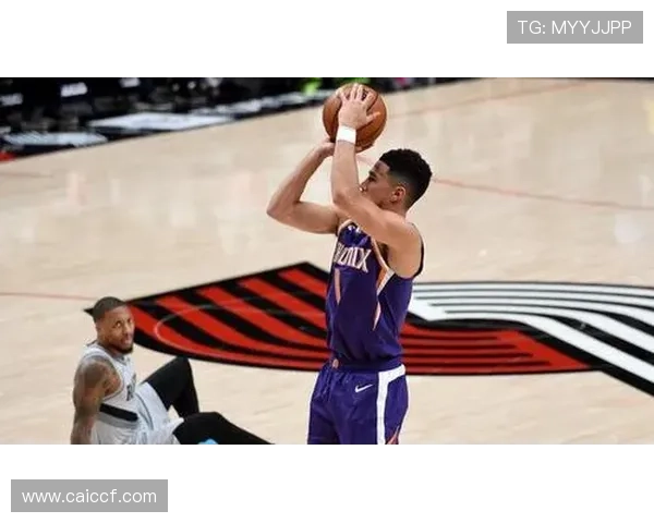 布克新赛季目标明确努力沟通助力每日进步稳步前行